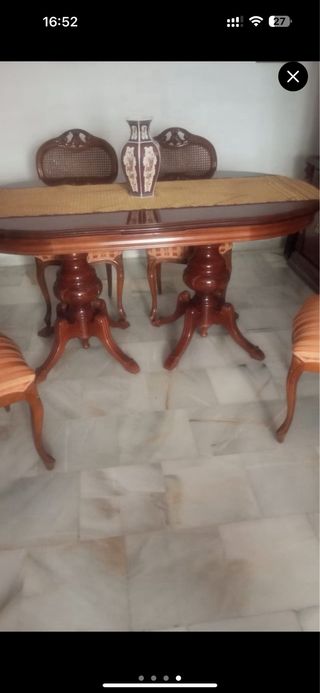 Mesa comedor salon de madera y 4 sillas + vitrina