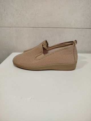 Zapatillas beige mujer
