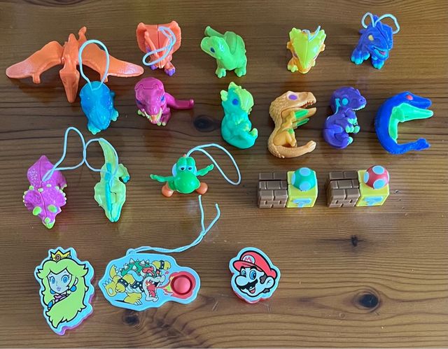 Colección figuras Kinder Joy: Dinosaurios y Mario