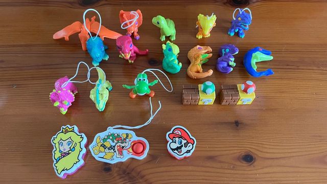 Colección figuras Kinder Joy: Dinosaurios y Mario