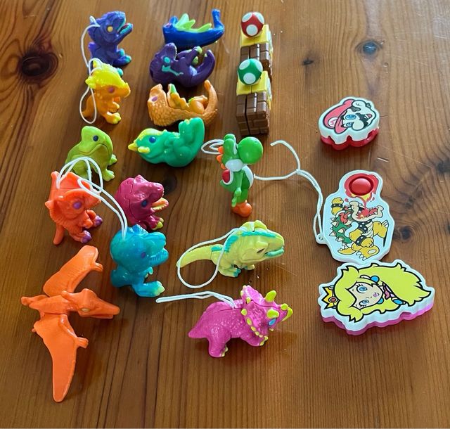 Colección figuras Kinder Joy: Dinosaurios y Mario