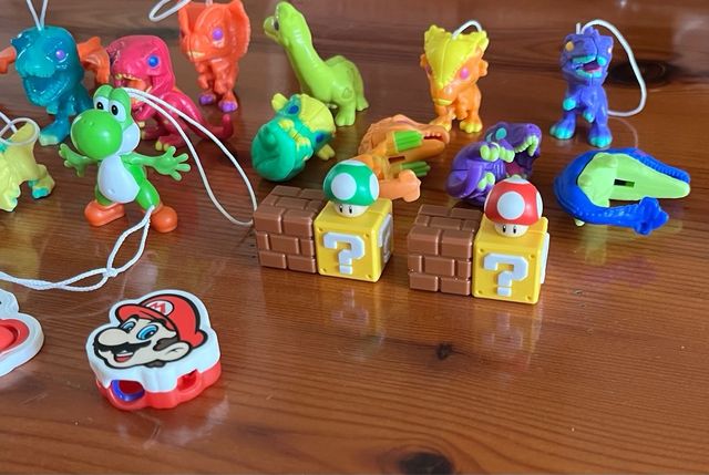 Colección figuras Kinder Joy: Dinosaurios y Mario