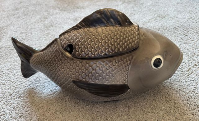 Pez de cerámica decorativo gris