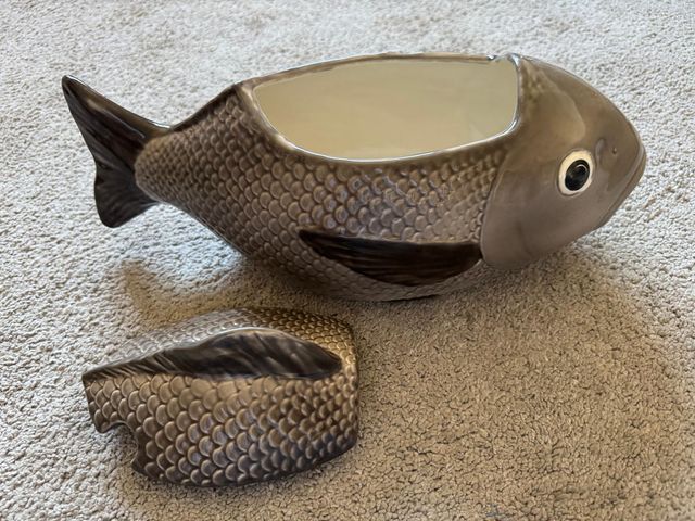 Pez de cerámica decorativo gris