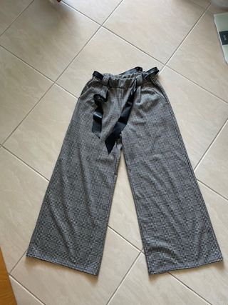 Pantaloni a quadri grigi e neri