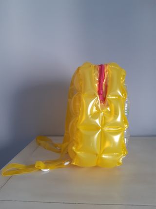 Mochila hinchable amarilla