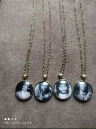 Cadena con medalla de camarón a color y a blanco y