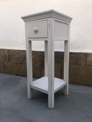 Mesita de noche blanca de madera