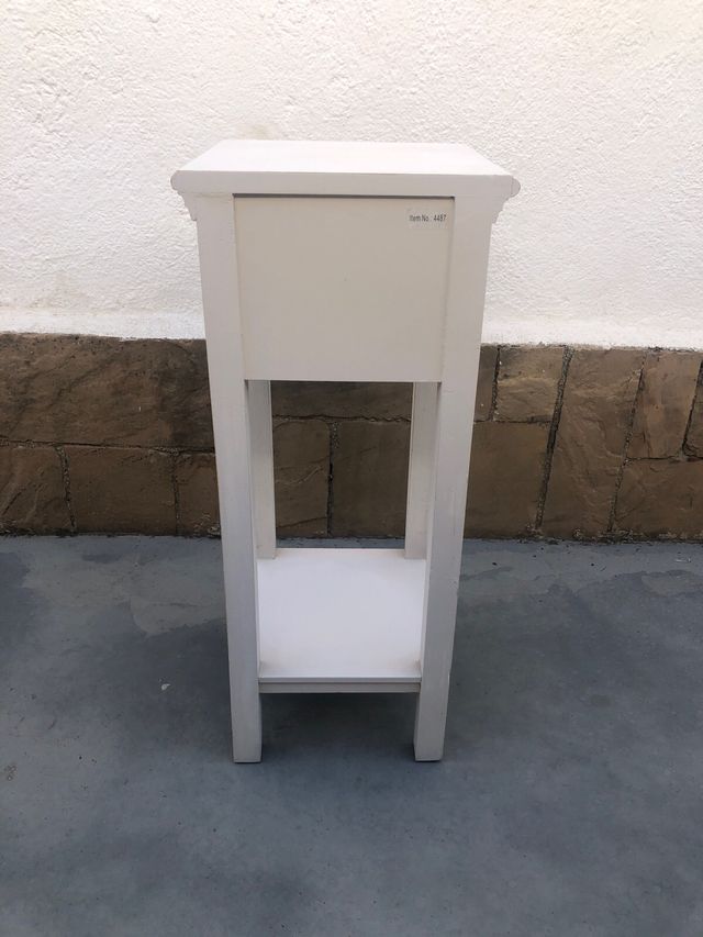 Mesita de noche blanca de madera
