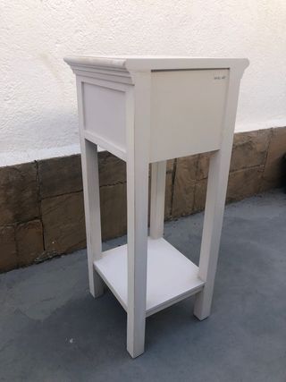 Mesita de noche blanca de madera