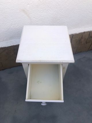 Mesita de noche blanca de madera