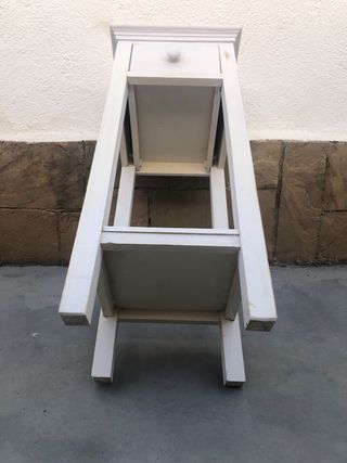 Mesita de noche blanca de madera