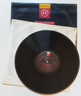 Vinilo original de Level 42 "Running in the Family