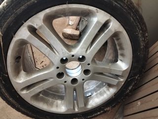 Llanta de Mercedes 245/45 R17