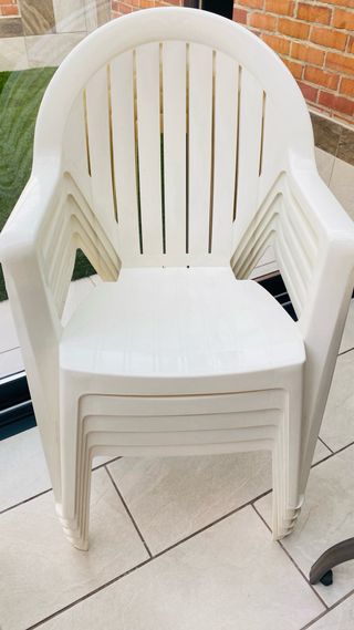 sillas blancas plástico todas ,el conjunto 65 euro