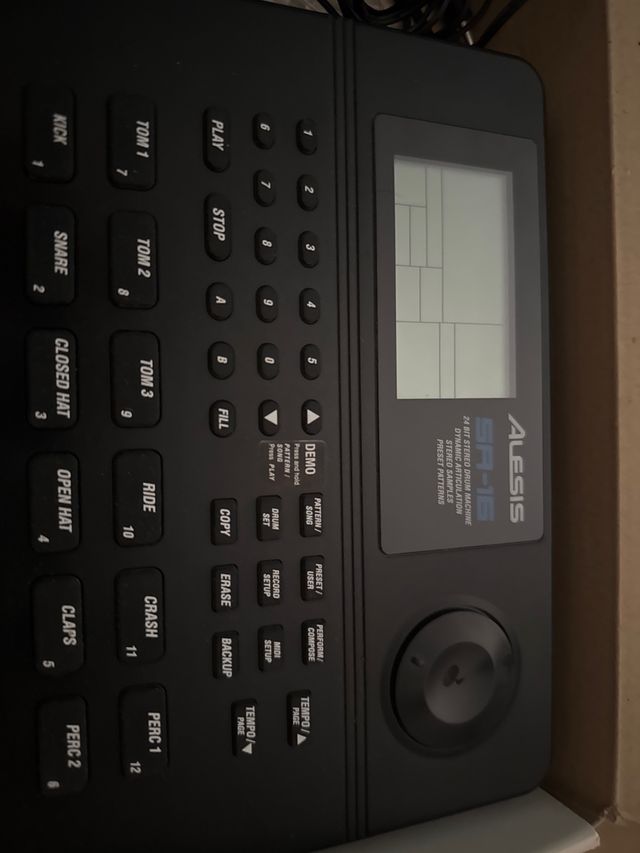 Alesis SR-16: Caja de ritmos
