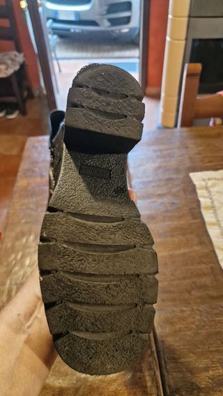 Stivaletti neri con catene