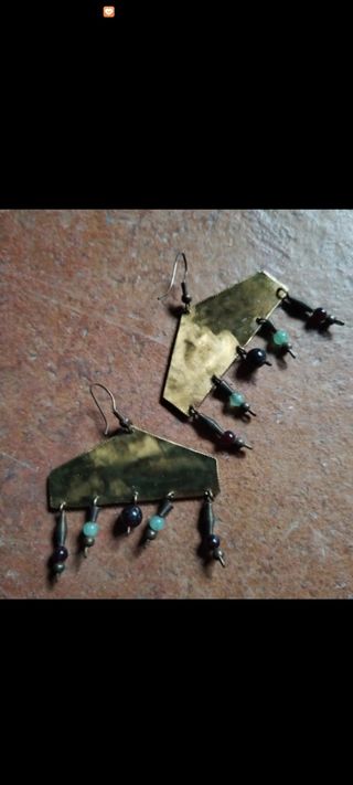 Pendientes étnicos dorados y morados