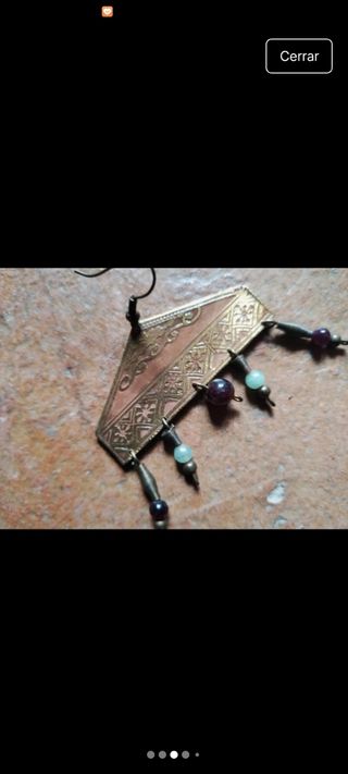 Pendientes étnicos dorados y morados