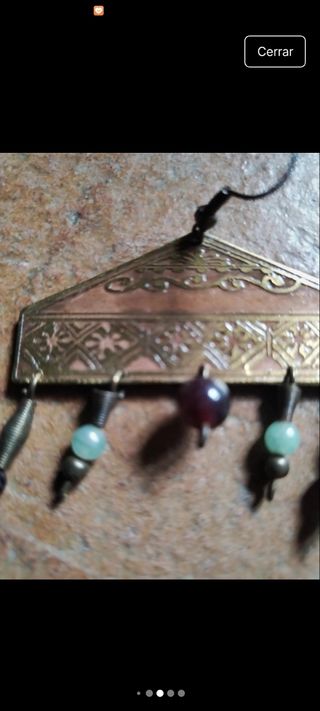 Pendientes étnicos dorados y morados