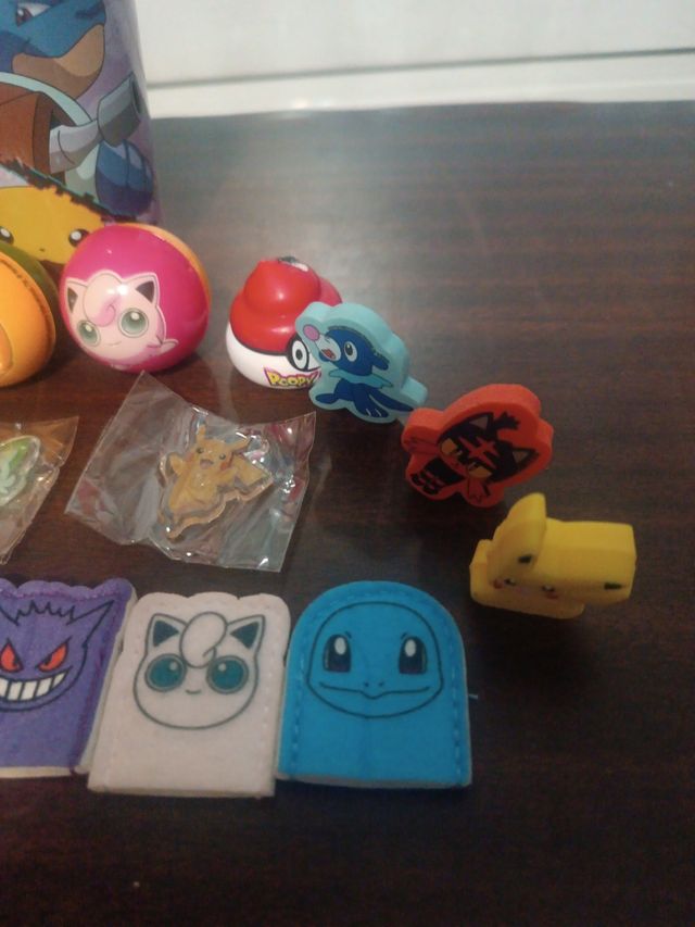 Lote de artículos Pokémon