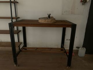 Mesa alta madera-hierro