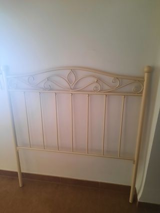 Cabezal de Cama Beige de Acero de Forja