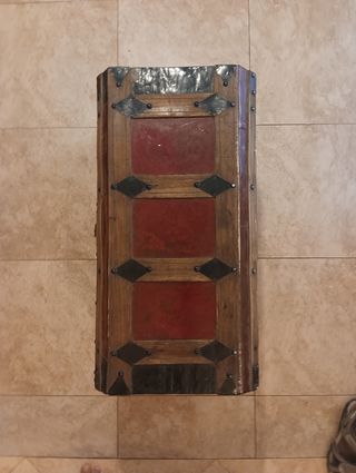 Baúl antiguo restaurado - madera y metal