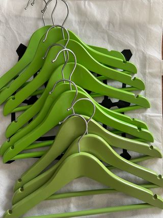 9 Perchas infantiles madera verde