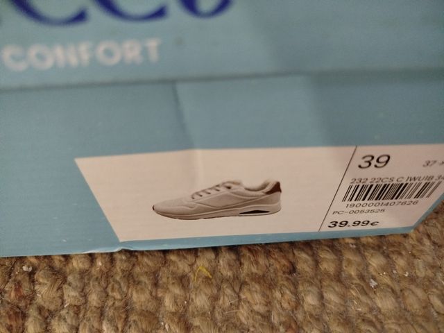 Sneakers bianche da donna, usate raramente.