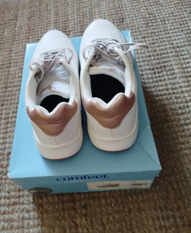 Sneakers bianche da donna, usate raramente.