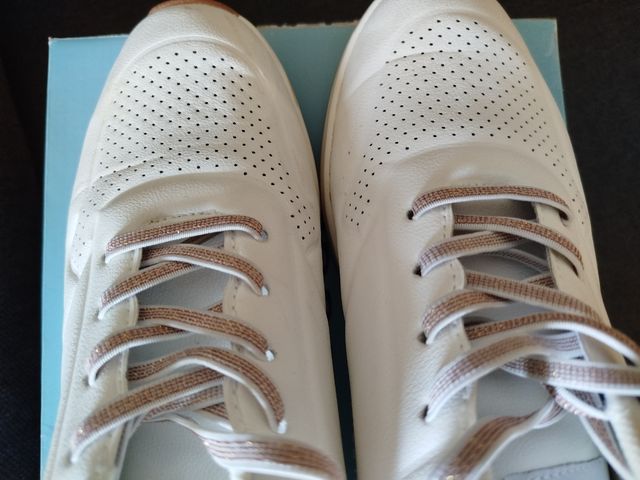 Sneakers bianche da donna, usate raramente.