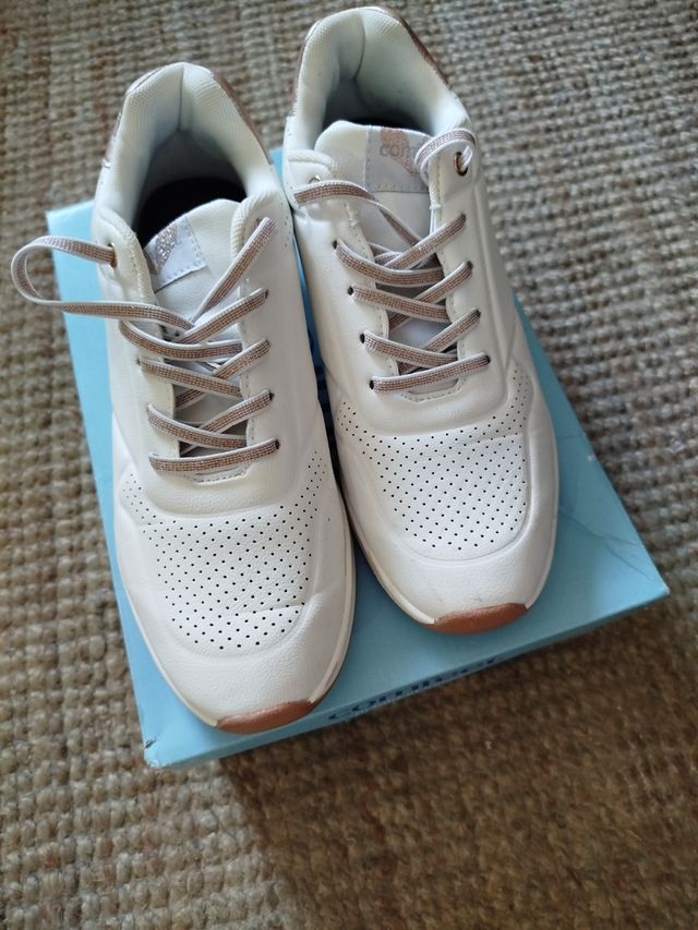 Sneakers bianche da donna, usate raramente.