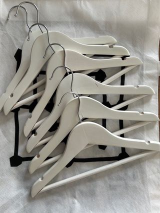 6 Perchas blancas infantiles madera