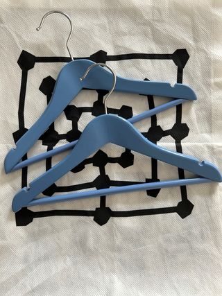 2 Perchas madera azul niños