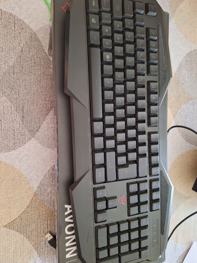 Kit tastiere gaming Rgb Trust GXT + omaggio mouse