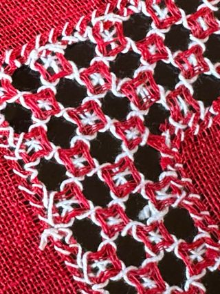 Tovaglia lino ricamata rossa