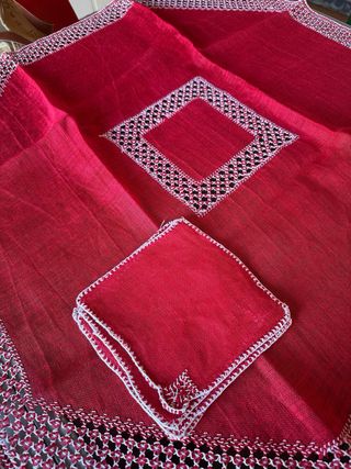 Tovaglia lino ricamata rossa