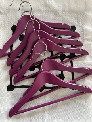 6 Perchas madera violeta niños