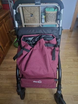 Carro andador con asiento y carro de compra.