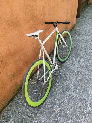 Bicicleta Fixie blanca-verde