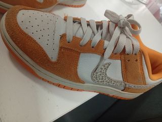 Nike Dunk Low - Naranja y Blanco