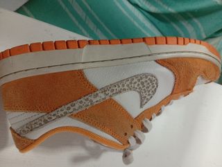 Nike Dunk Low - Naranja y Blanco