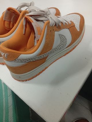 Nike Dunk Low - Naranja y Blanco