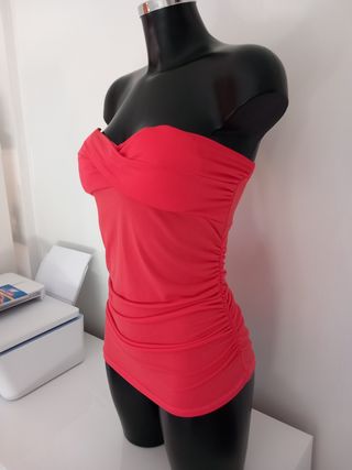 Top rosso senza spalline