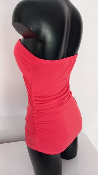 Top rosso senza spalline