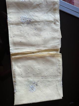 Tovaglia e tovaglioli lino ricamato a mano