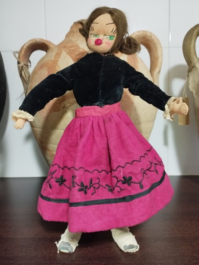 Muñeca muy antigua, traje regional alcarreña.