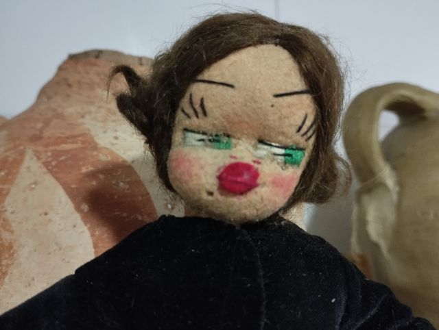 Muñeca muy antigua, traje regional alcarreña.