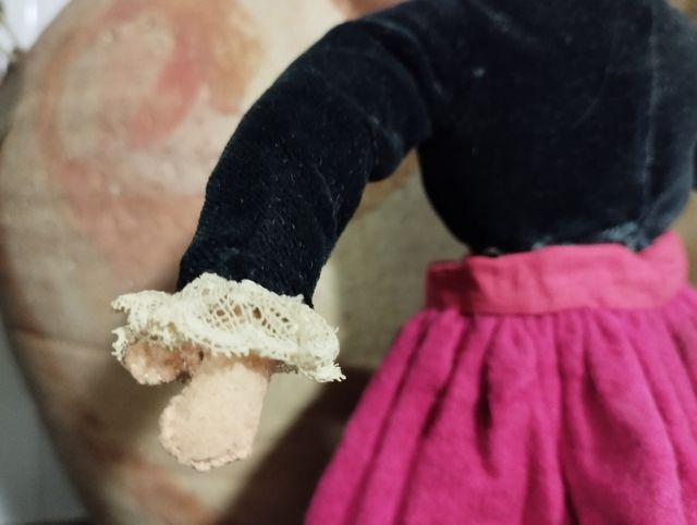 Muñeca muy antigua, traje regional alcarreña.